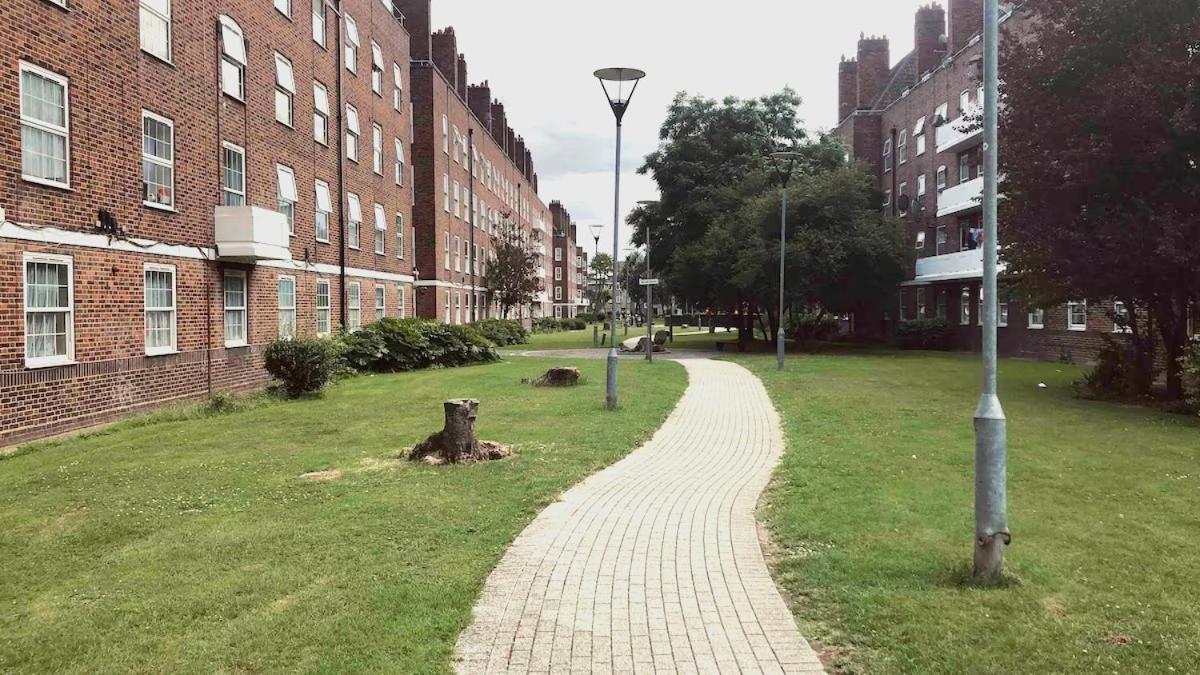 Two Bedroom Flat In Stoke Newington Londra